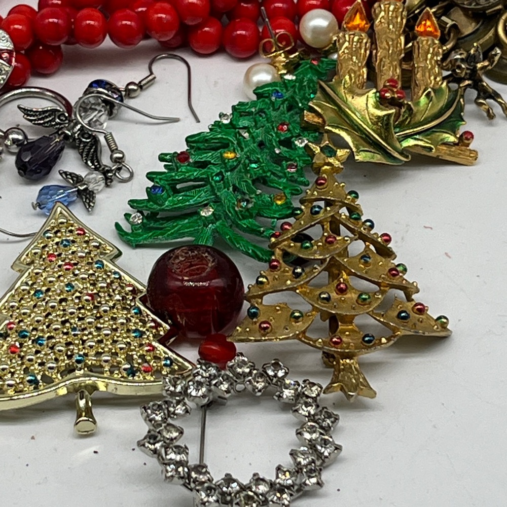 Christmas Crafter Lot of vintage to modern broken, faded missing stones jewelry - Picture 2 of 13